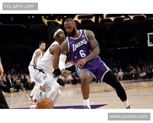 詹姆斯精准高吊传球戴维斯双手暴扣点燃全场激情 詹姆斯精准高吊传球戴维斯双手暴扣点燃全场激情