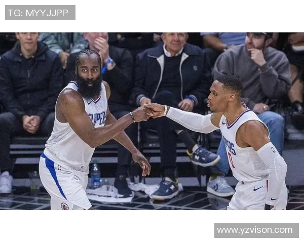 哈登赛后拉着杜兰特聊了15分钟，杜兰特直言上了场就是敌人，却是这个敌人助快船杀进西部前三